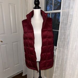 GAP 100% Recycled Nylon Relaxed Lightweight Puffer Vest Medium Red Delicious